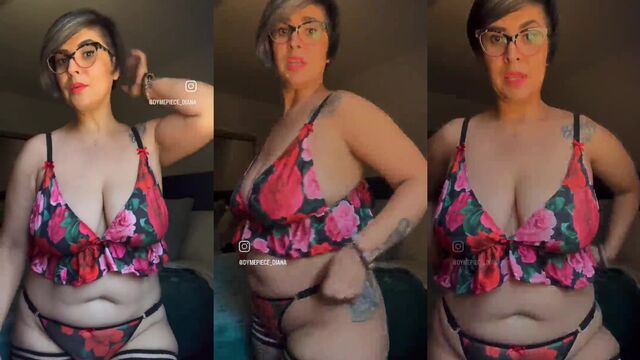 Hot mature BBW takes it deep in her pussy
