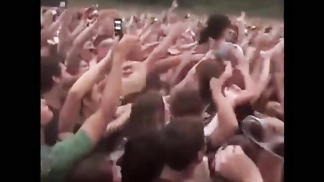 Celebrity gets her pussy fingered while crowdsurfing in public