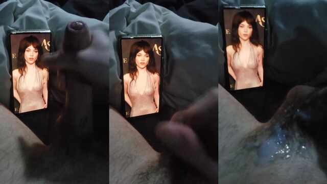 Jerk off tribute to hot celeb Sophie Thatcher's amazing body
