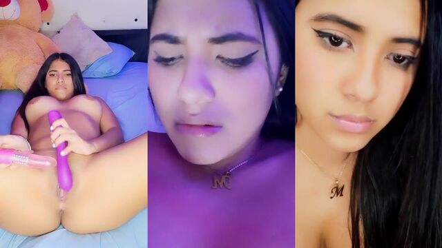 Morena gostosa showing her ass and licking her fingers in a steamy scene