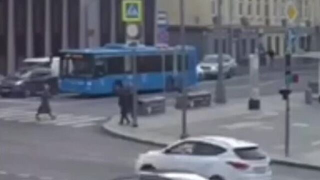 В центре Москвы автомобиль врезался в здание