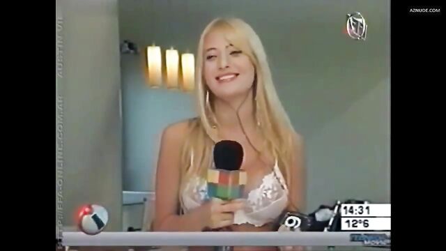 Rubia modelo Jessica Cirio shows her big tits while twerking on the bed