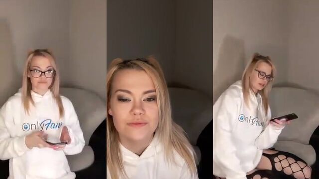 A sexy blonde girl shows her ass on the periscope and gets fucked