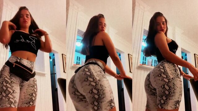 Hot twerk sexy dance with a big ass babe