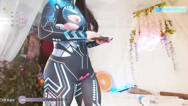 Mollyflwers gets her pussy railed on webcam by horny viewers on Chaturbate