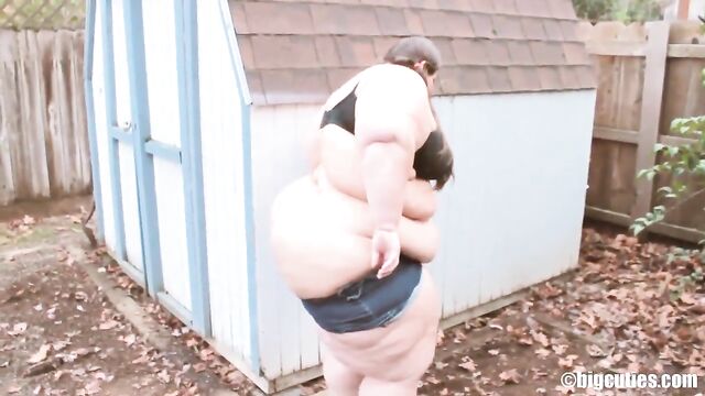 Ssbbw fucks dildo with huge fupa slapping hard