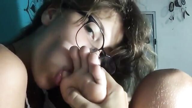 Four happy and small safadas licking each other's wet pussies