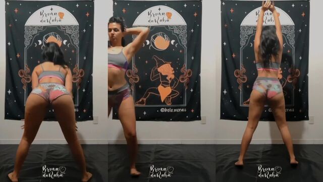 Morena gostosa rebolando com shortinho atolado na bunda