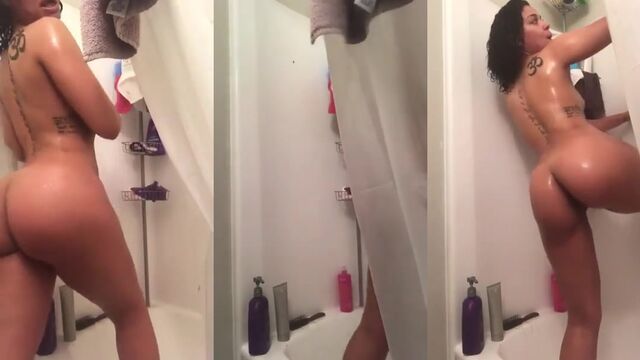 Single mom’s ghetto booty claps hard while she masturbates