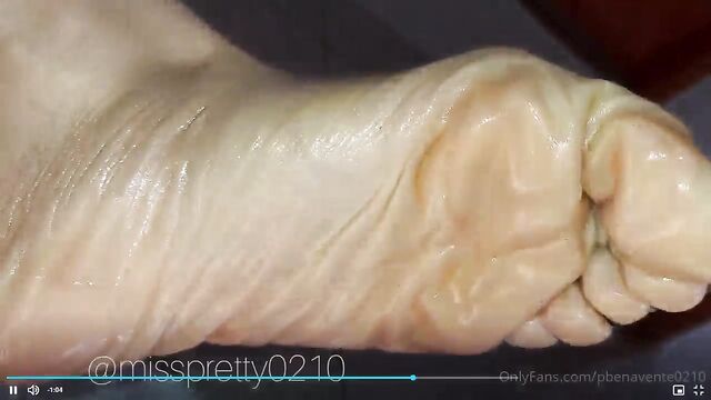 I love feet soles, watch me lick them with passion!