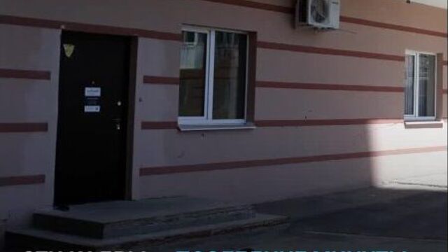 Мать выбросила дочь с балкона