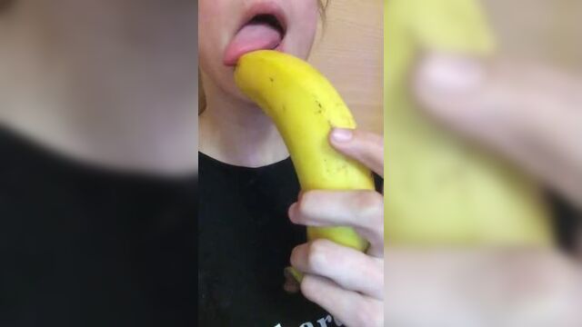 Малолетка мечтает о члене и сосет банан