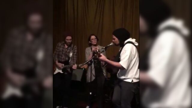 Кайлер Ли поёт с мужем