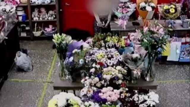 Заглядывает под юбки