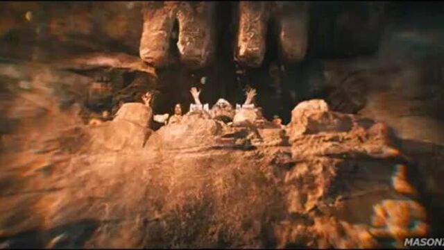 Бессмертный Джо дарит людям воду _ Безумный Макс_ Дорога ярости (2015)_001.mp4