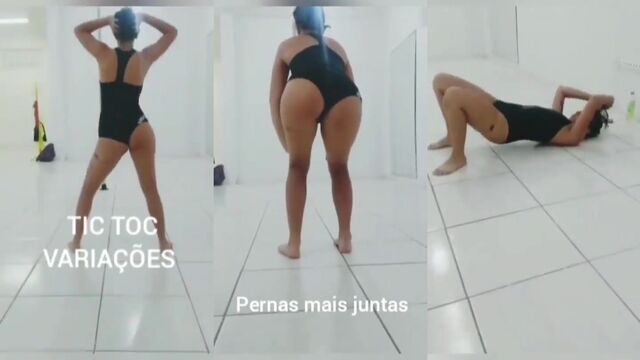 Morena gostosa rebolando com shortinho atolado na bunda