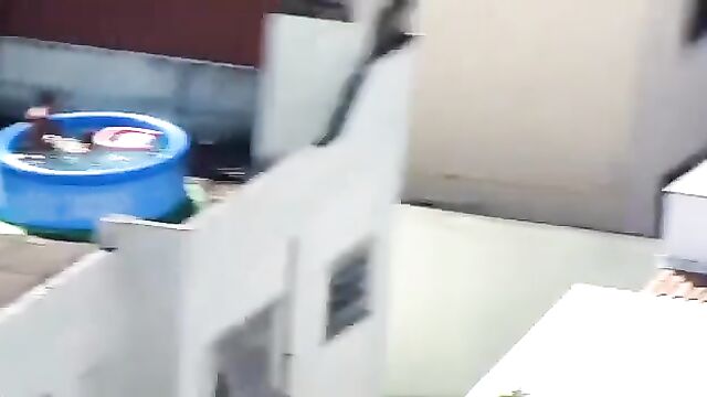 A fofoqueira vizinha foi flagrada com a bunda na piscina
