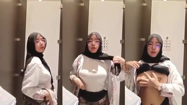Malaysian Muslim teen wets her pussy in the bathroom and squirts
