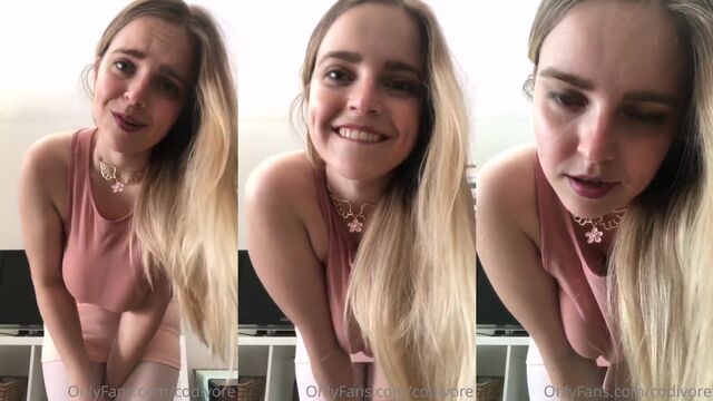 A hot novinha shows off her big boobs on camera