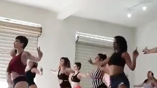 Morena gostosa rebolando com shortinho atolado na bunda