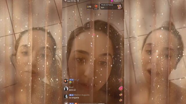 A hot gostosa vadia enjoying herself in the shower