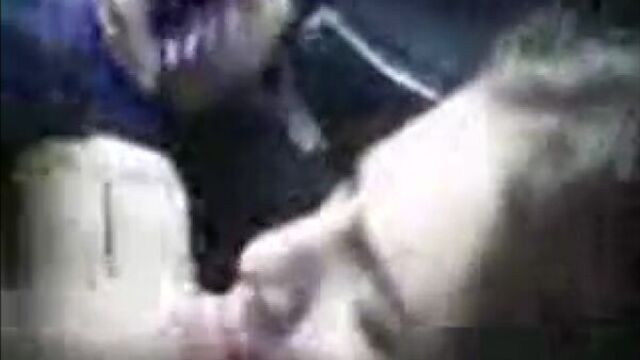 заставляет сосать (18+)