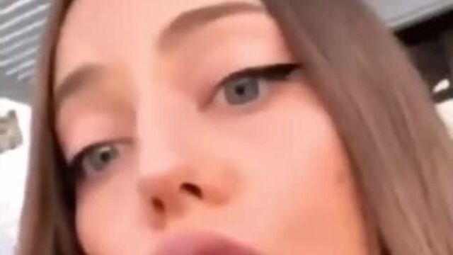 Катя Кищук слушает трек lil aaron