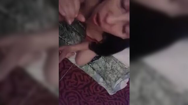красотка глотает на камеру, дал на клык, отсос другу