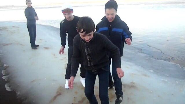 ★ЛУЧШИЕ ПРИКОЛЫ 2013★Приключения школоло на льду МАЛОЛЕТКИ ТУПЫЕ ЛДНИМ СЛОВОМ ДОЛБОЕБЫ НА ЛЬДУ