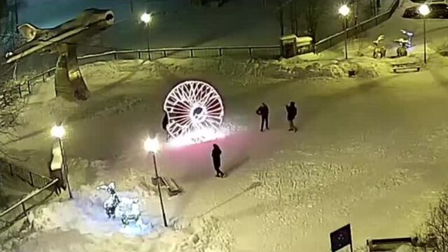 Вандалы портят новогоднее украшение в Полярных Зорях