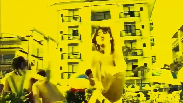Samantha Fox does a sexy ass shake for her fans in stunning PMV