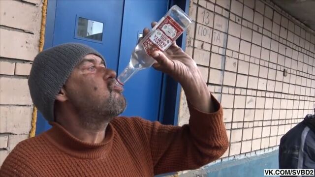бомж выпил 4 бутылки водки залпом и охуел
