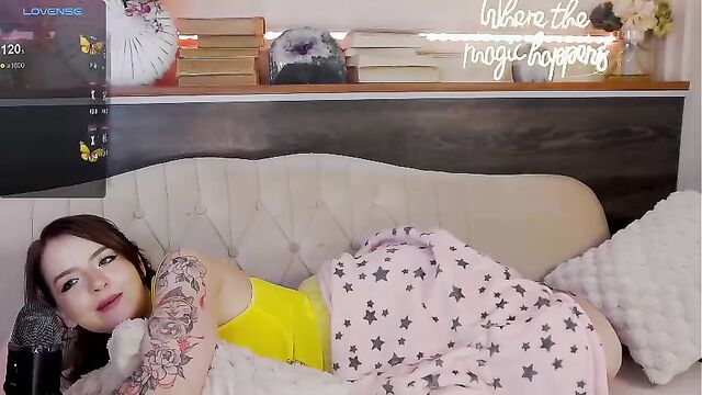 Ginger Pie gets her asshole gapped by a massive toy - VOD