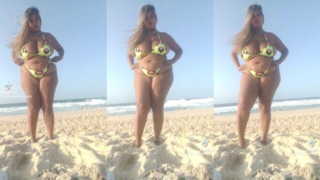 A fat and black woman exposes her ass for some money