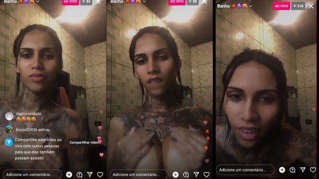 A morena shows her ass in a hot shower session