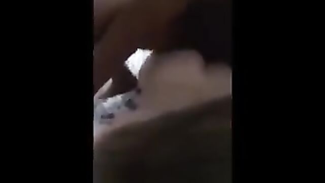 Hotwife liberada do casamento filmando corno manso com amigos
