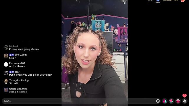 PAWG twerks in tight leggings and shows big ass during TikTok live