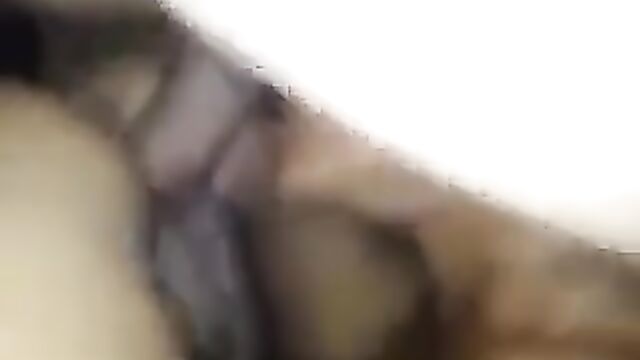 Marido eating his friend's pussy while the corna sucks her