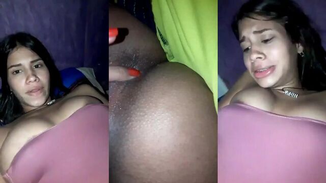 Bem safadinha molhadinha brincando com o seu consolo enorme