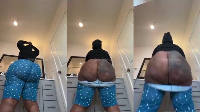 Ebony assclap with a big fye bottom performance