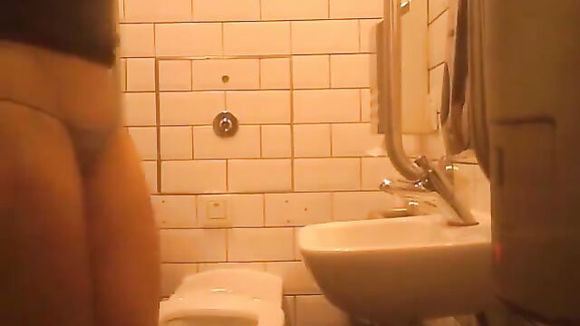 A girl was caught in the act in the bathroom, a shocking peeping incident!