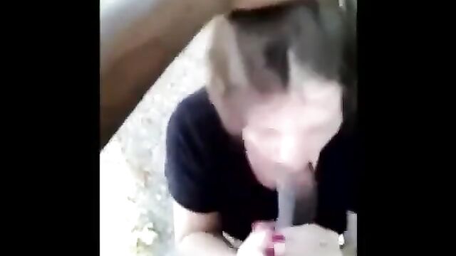 The crown makes a street blowjob - in the street, coroa doing boquete