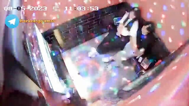 A couple enjoy themselves in a restaurant, is it not gorgeous? Have you ever done like this?