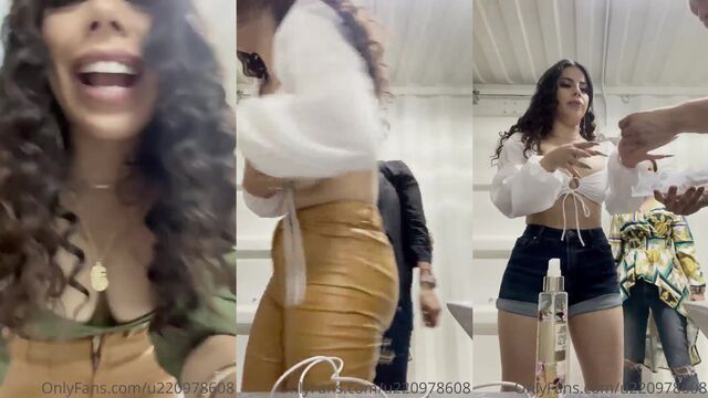 A sexy woman shows her big ass on OnlyFans to attract a lover