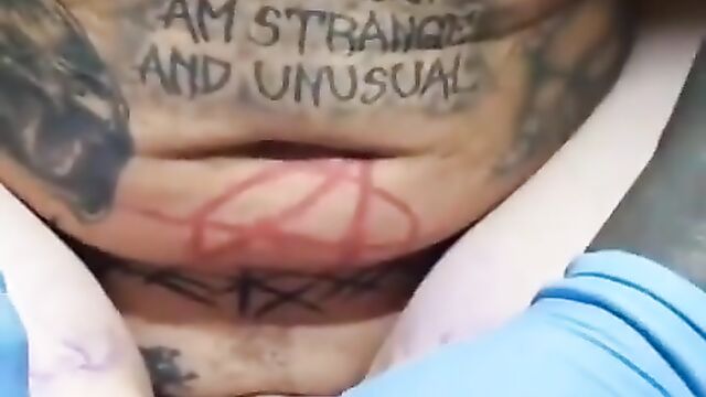The tattoo artist paid with his dick for not having money to spend