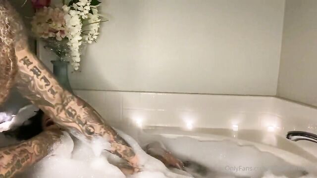 Mimi is a cute girl who likes to show her body