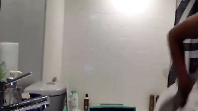 The Lebanese girl Mia Khalifa again shows her skills in front of the webcam
