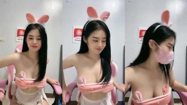 A sexy girl shows her body in public on Bigo