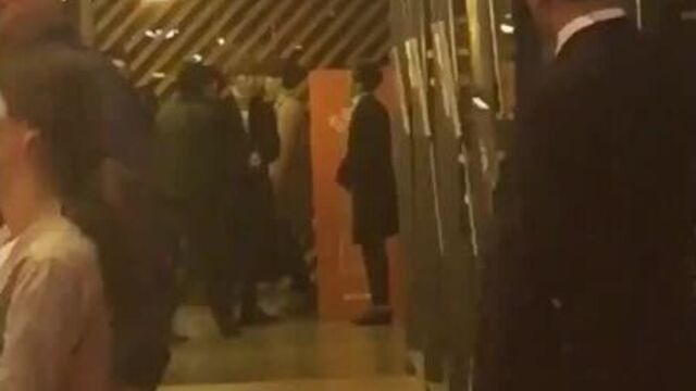 однажды джин встретился с сюмином из ехо на премьере фильма, и они просто продолжали кланяться друг другу