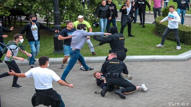 Беларусы бьют ментов | Выборы 2020. Протесты в Беларуси